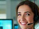 Service client souriant via chat en ligne